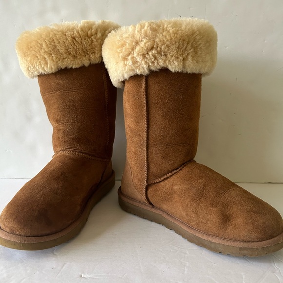 UGG Shoes - Preowned women Ugg boots size 9 
Ugg S/N 5815